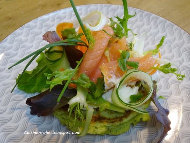 Blinis au pesto, crème fouettée, saumon fumé et pétales de fenouil