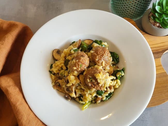 Risotto aux boulettes de viande, épinards et champignons