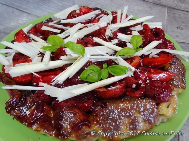 Clafoutis aux fraises, framboises et chocolat blanc