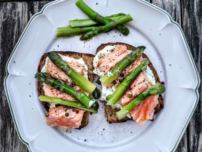 Crostini de pain complet au saumon, asperges, ricotta