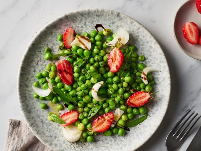 Salade de petits pois et fraises pour une entrée légère et printanière