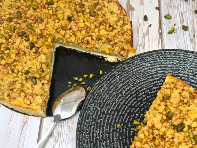 Tarte rhubarbe et crumble de pistache pour amateur de dessert acidulé