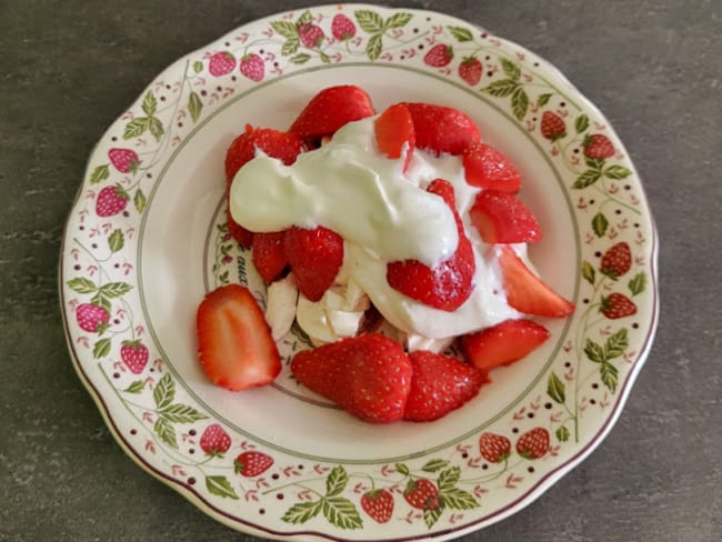 Fraises, meringue et crème fouettée pour un dessert express