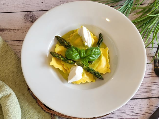 Raviolis au Boursin à la crème d’asperges et basilic