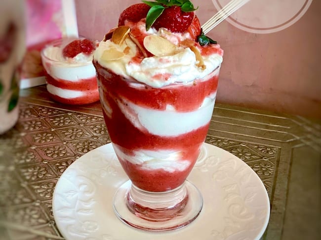 Mousse de mascarpone à la crème fraîche et purée de fraises