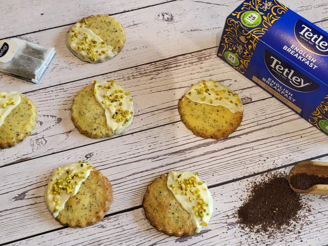 Biscuits au thé et à l’orange avec glaçage chocolat blanc