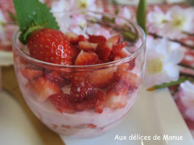 Verrines de fraises au yaourt à l'écrasé de fraises