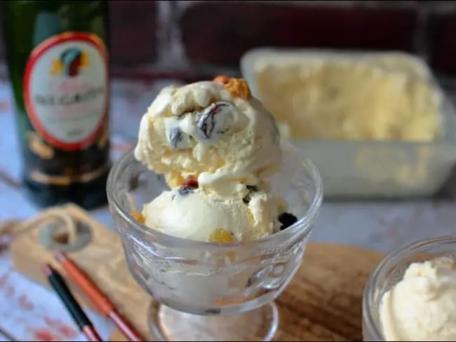 Glace rhum-raisins, ou glace Malaga, à la sorbetière