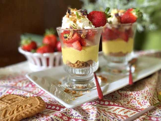 Des fraises, de la crème pâtissière et des biscuits dans une jolie verrine