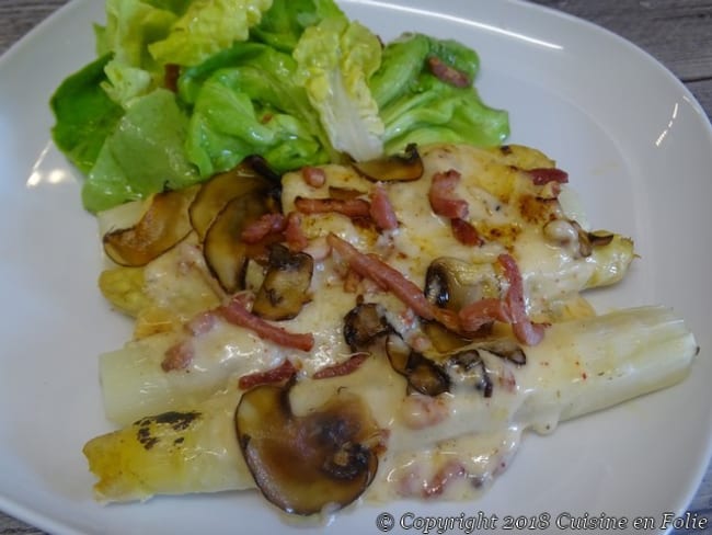 Asperges blanches des Landes en gratin aux champignons, Pécorino au poivre et croustillant de lard fumé