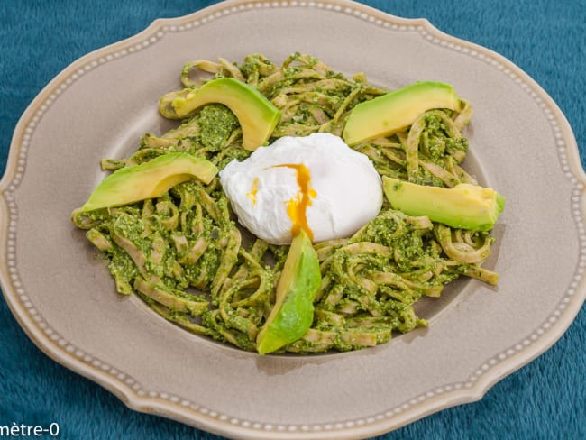 Pâtes aux avocats et œufs pochés sauce aux épinards