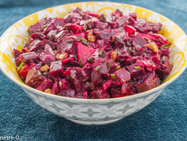 Salade de betteraves rouges aux noix et à la truite fumée