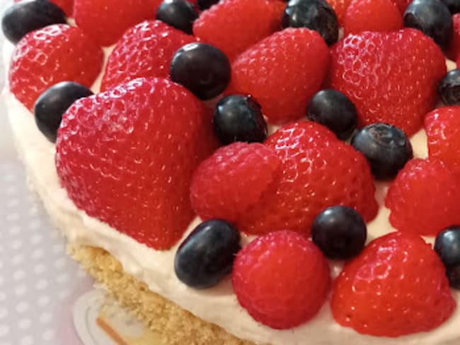 Tiramisu aux fruits rouges sur biscuit sablé