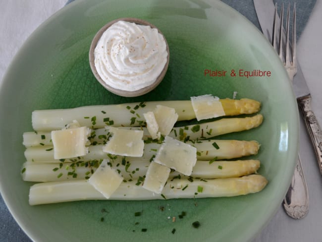 Asperges blanches à la Chantilly de parmesan