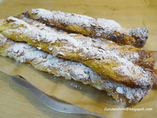 Sacristains à la crème pâtissière et aux amandes