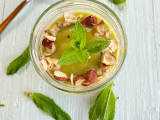 Velouté aux tiges de brocolis et menthe à base de lait végétal