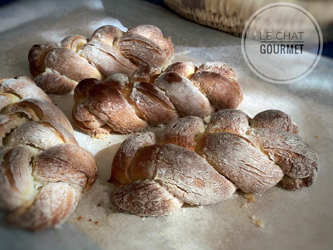 Brioches tressées à la cardamome et à la cannelle