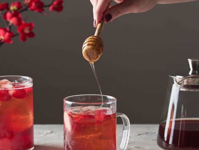 Thé glacé hibiscus et fraise : une recette de boisson rafraîchissante