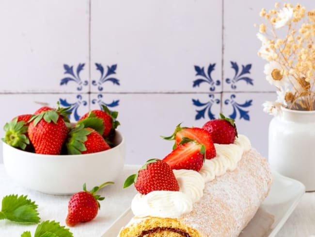 Gâteau roulé à la confiture de fraises parfait pour le goûter
