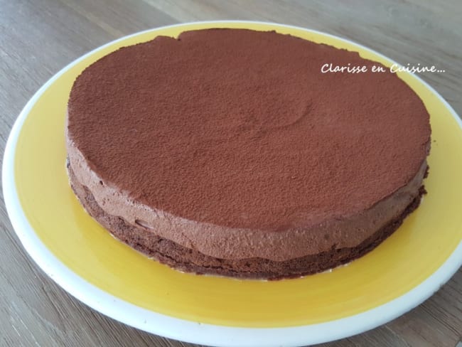 Gâteau au chocolat fondant recouvert de mousse au chocolat