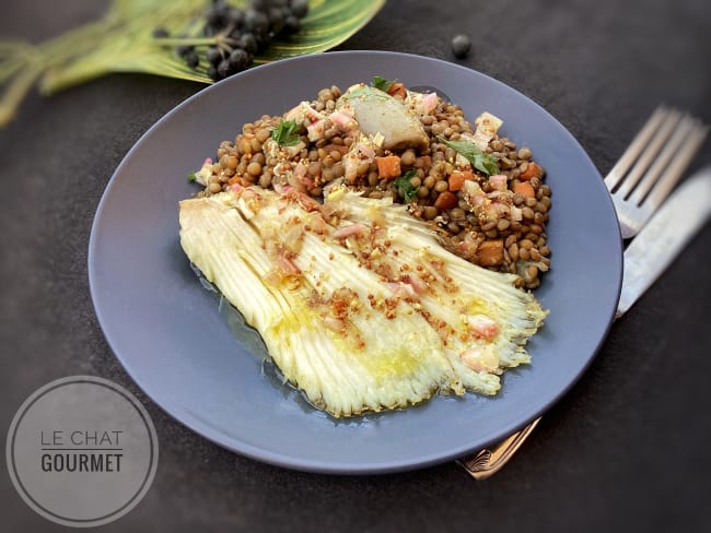 Salade de raie tiède aux lentilles avec une vinaigrette à l'échalote et à la moutarde