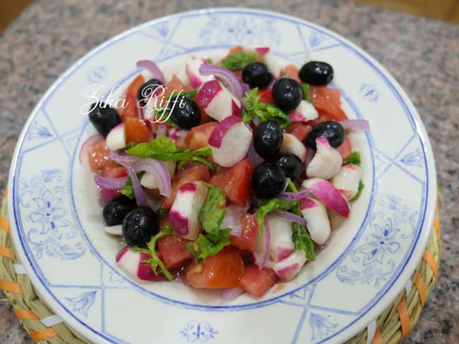 Salade de radis aux oignons et tomates à la menthe fraîche