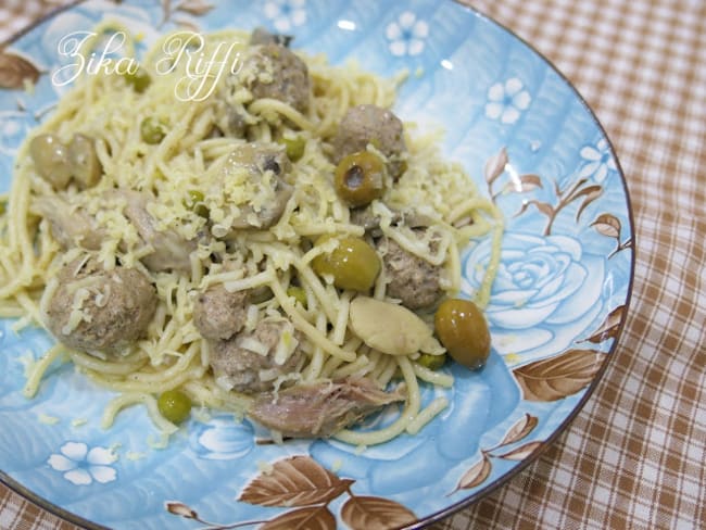 SPAGHETTIS AUX BOULETTES- CHAMPIGNONS- PETITS POIS ET OLIVES VERTES EN SAUCE BLANCHE FAÇON GRAND-MÈRE