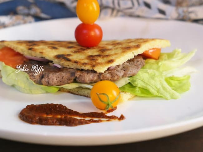 Kesra-burgers aux steaks de viande hachée, tomates cerises et laitue de mon inspiration