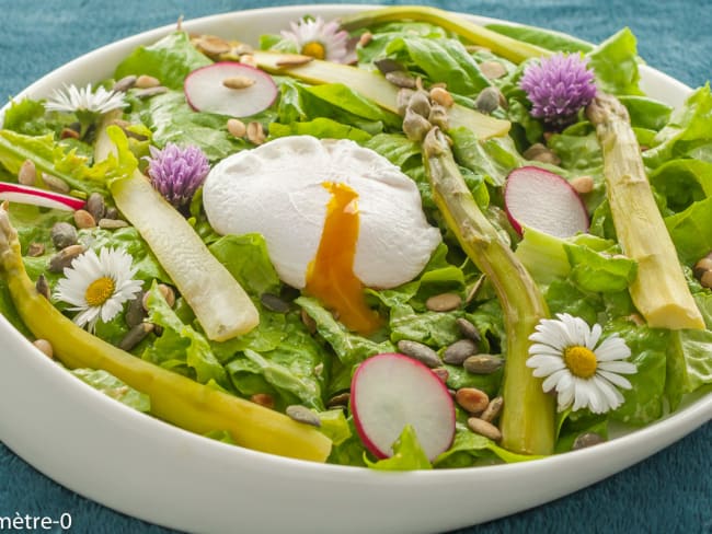 Salade printanière aux asperges vertes, œuf poché et fleurs