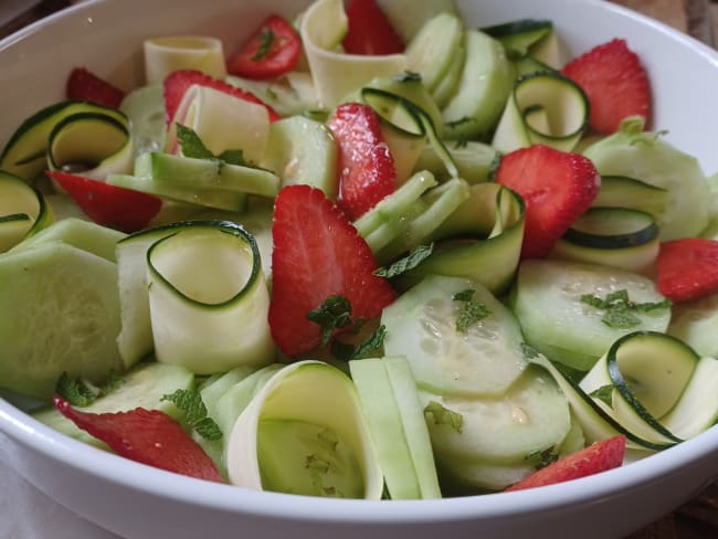 Salade fraîcheur concombre et fraises pour lunch-box, pique-nique ou buffet