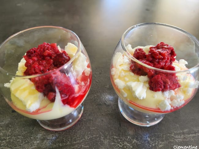 Dessert de crème fraîche, liqueur advokaat et framboises