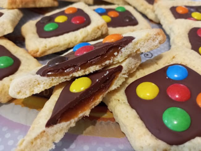 Les petits biscuits sablés chocolat caramel décorés de de M&M's