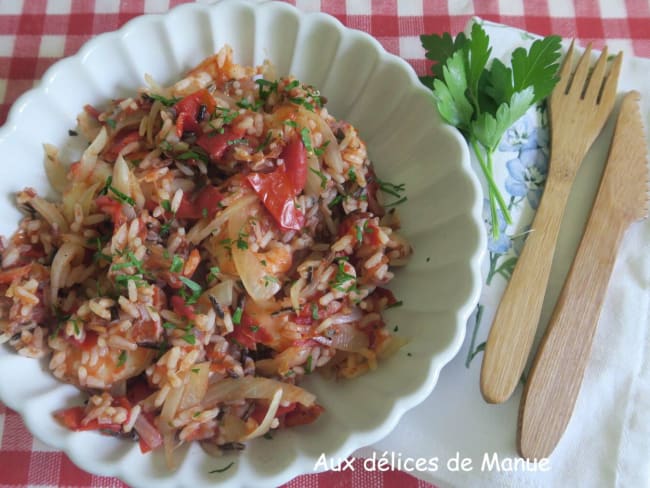 Riz aux crevettes roses, tomates et oignon