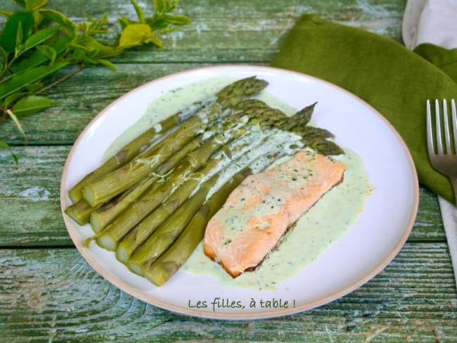 Pavés de truite poêlés et asperges, sauce à l’ail des ours