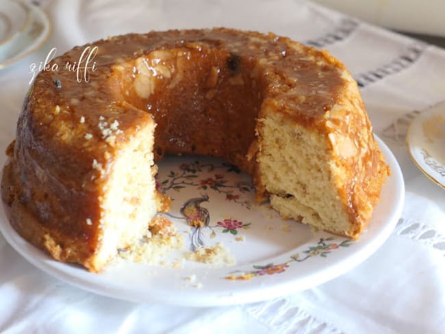 Fondant aux amandes, raisins secs et sirop d'orange pour le goûter