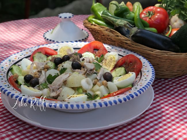 Salade de pommes de terre au poulet, crudités et œufs durs