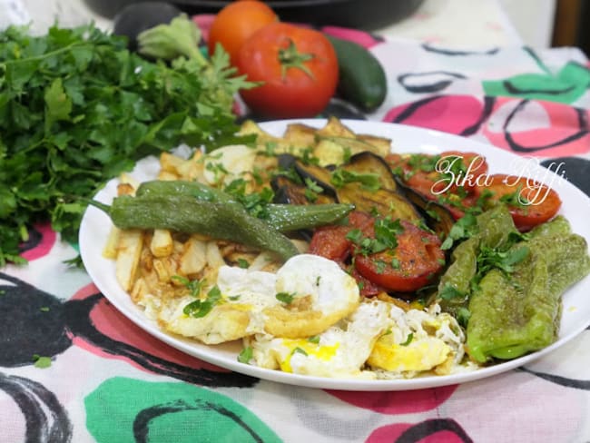 Assiette estivale aux légumes frais et oeuf frit