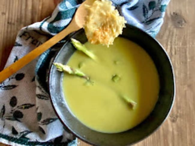 Velouté d’asperges vertes et tuile de parmesan