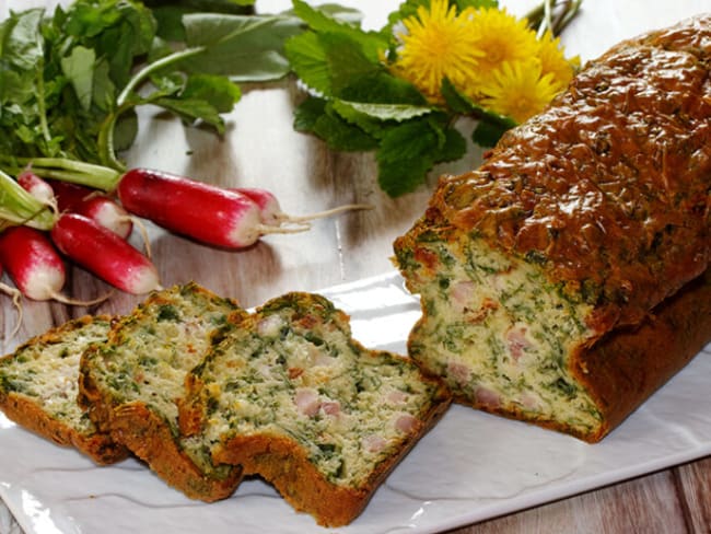 Cake aux fanes de radis, lardons et tomates séchées