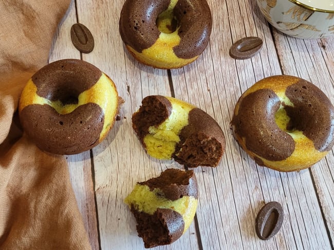 Donuts marbrés au chocolat et à la pâte de pistache