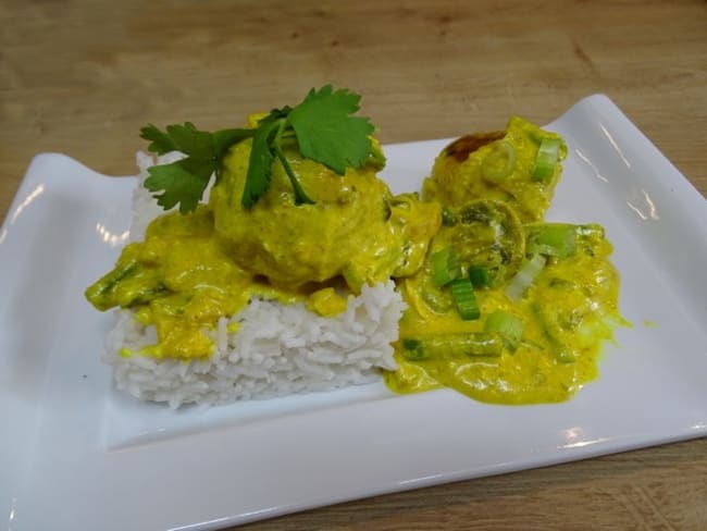 Boulettes de volaille sauce curcuma et touche de coriandre fraîche