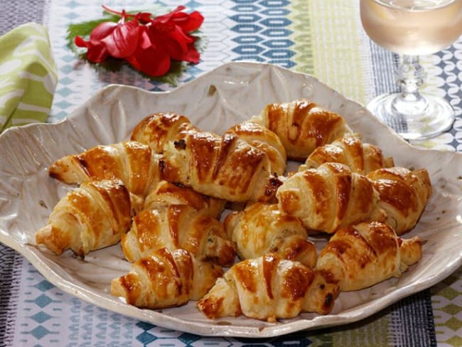 Minis croissants feuilletés au saumon, fromage ail et fines herbes