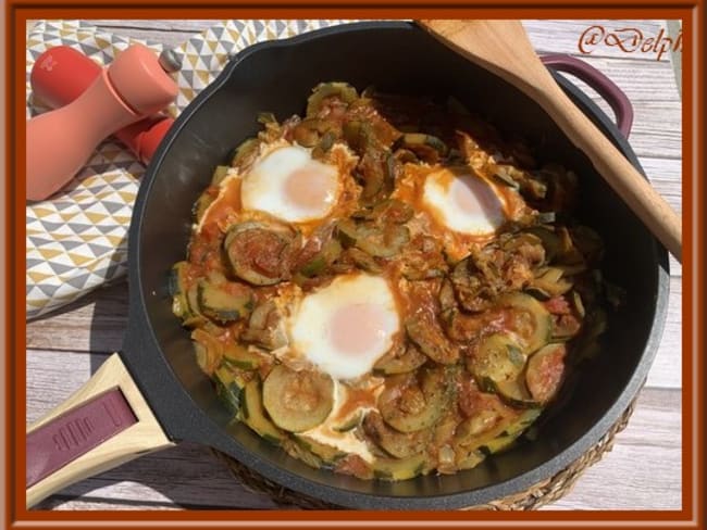 Poêlée de courgettes à la tomate et œufs pour un repas simple et rapide