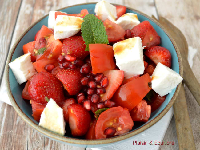 Salade de tomates, fraises et grenade à la mozzarella