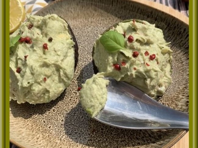 Avocat farci au thon et fromage de chèvre frais pour une entrée simple et rapide