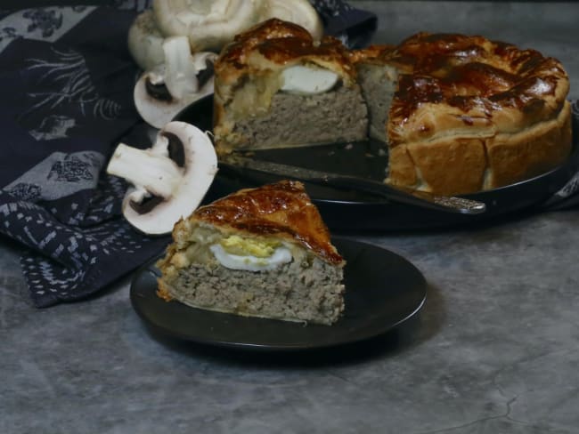 Tourte au poulet, champignons et oeufs durs