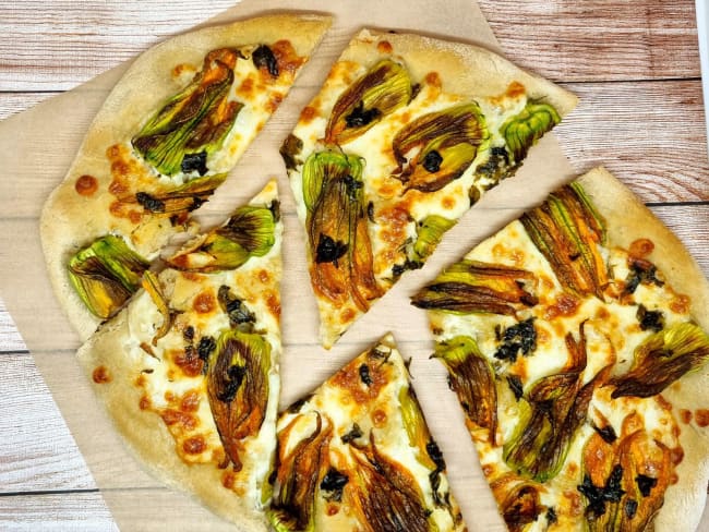 Pizza aux fleurs de courgette et mozzarella