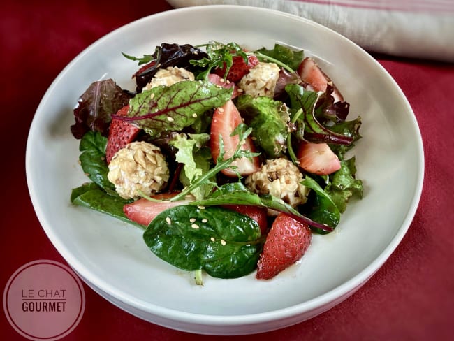 Salade sucrée salée de fraises au fromage frais