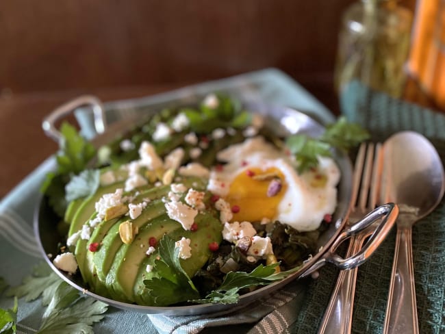 Chakchouka verde aux épinards, asperges vertes, avocat et à la feta