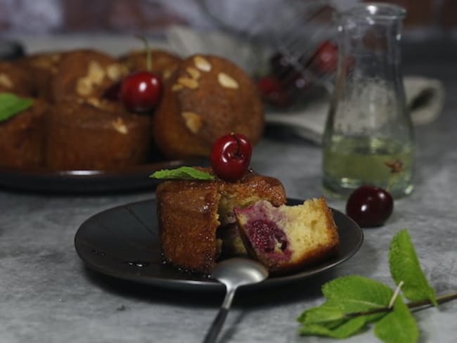 Muffins aux cerises et sirop de menthe, ça change du clafoutis !